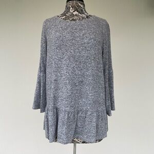 Gray Relaxed Fit Tunic with Ruffled Sleeves by Gibson size XL